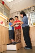 Parents and their children could cook together at the Parent-child Kitchen. 