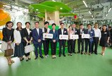 中央社工部副部长蔡丽新女士,国务院港澳办副局长赵旭东先生一行人,在中联办社工部周和副部长、劳福局孙玉菡局长和社会福利署署理署长黄国进先生陪同下,到访本会综合服务大楼,了解学前康复服务及家长资源中心,并提供指导。
